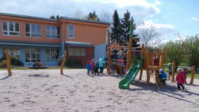 Děti v mateřské škole Rudník při výtvarné činnosti