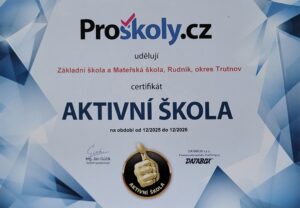 ZŠ Rudník v zimě — pohled na budovu školy